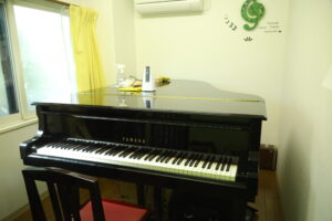 ピアノのある音楽スタジオ